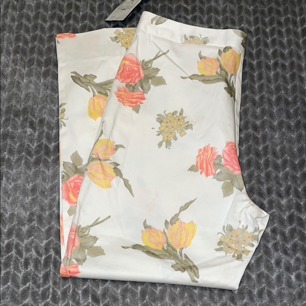 NWT Tribal Sportswear Floral Crop Style Pants.  Size 8